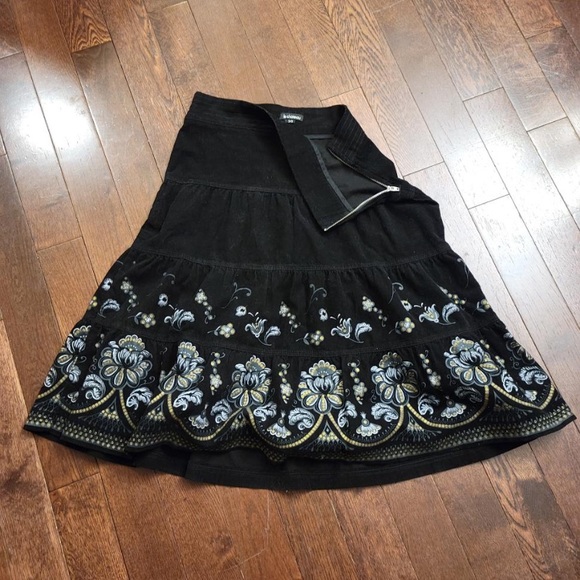 Le Chateau Floral Skirt - Picture 3 of 3